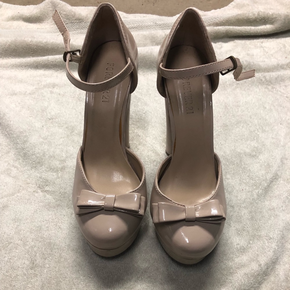Light pink stiletto heels with bow